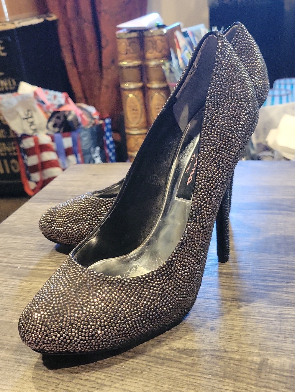 Nina Golden Metallic Studded Dots" Black Stilleto Heels, Like New/ Vintage Sz.8